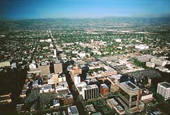 Blick aus dem Hubschrauber auf San Jos&eacute;s Skyline.