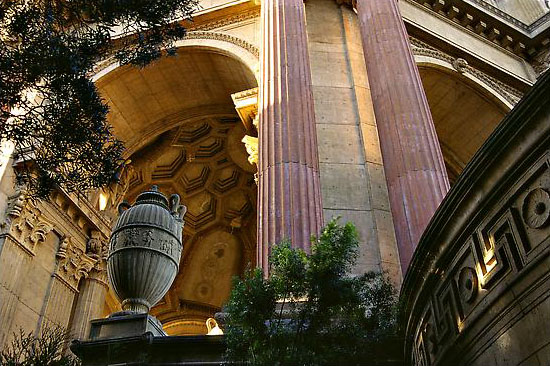 S&auml;ulenverziehrungen im r&ouml;misch-griechischen Stil beim Palace of Fine Arts