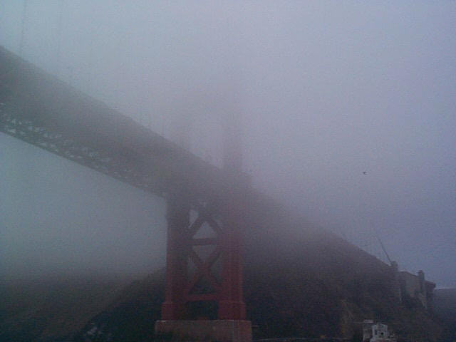 Die Golden Gate Bridge im Nebel.